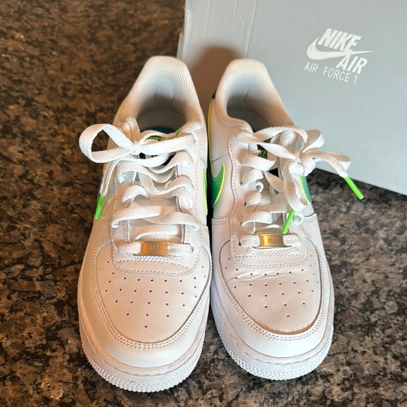 Nike Air Force 1 LV8 1 White with Green Accents EUC 8.5 or 7Y - Picture 4 of 15